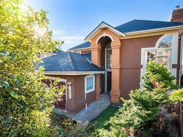 2622 Sandstone Crescent